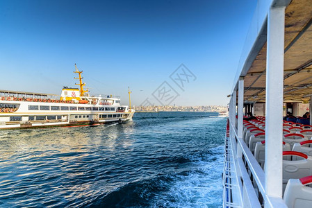 从卡迪科伊到埃米诺努码头的传统公共渡轮ISTANBULTURKeyAPRIL2017从卡迪科伊到土耳其斯坦布尔的埃米诺努传统公共图片