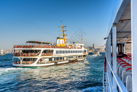 从卡迪科伊到埃米诺努码头的传统公共渡轮ISTANBULTURKeyAPRIL2017从卡迪科伊到土耳其斯坦布尔的埃米诺努传统公共图片