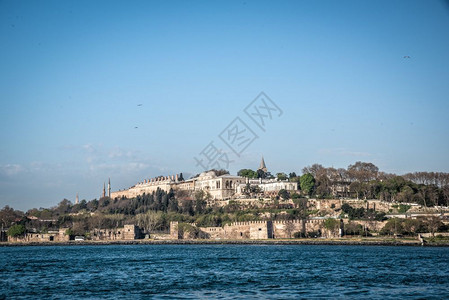 航行到伊斯坦布尔渡船Bosphorus海峡的上航行土耳其蒸汽船航行ISTANBUL土耳其2017年4月日巴拿马2017年月日航行背景图片