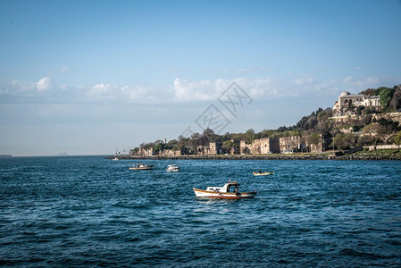 航行到伊斯坦布尔渡船Bosphorus海峡的上航行土耳其蒸汽船航行ISTANBUL土耳其2017年4月日巴拿马2017年月日航行背景图片