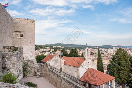 从克罗地亚Sibenik古老的Barone堡垒的Sibenik镇的景象图片
