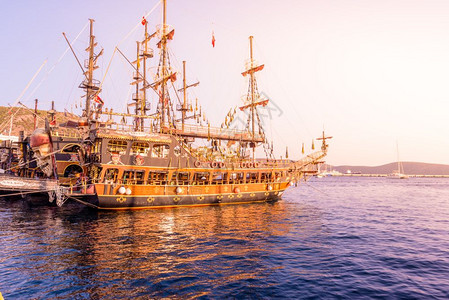 2017年8月3日017年8月3日在土耳其博德鲁姆码头的黑珍珠和斯库尔号黑珍珠和斯库尔号黑珍珠和斯库尔号上装饰的旅游船图片