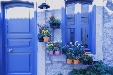 紫色门窗的反向视图挂花盆和古董街灯紫色门窗的反向视图挂花盆图片