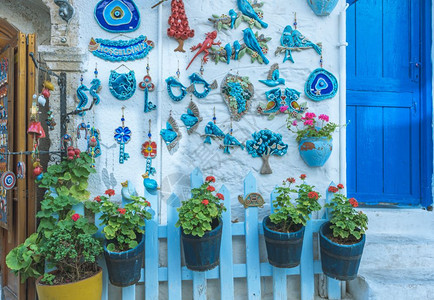 蓝门和花盆挂在栅栏上装饰纪念品挂在石蓝门上图片