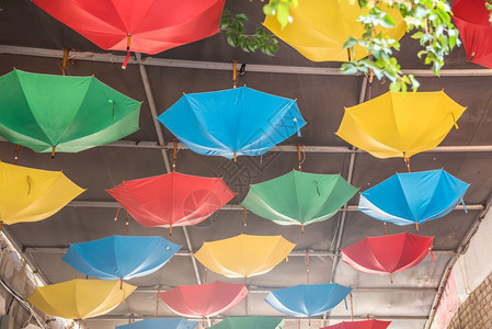 在土耳其伊兹米尔的阿拉卡提街上挂着许多彩雨伞图片