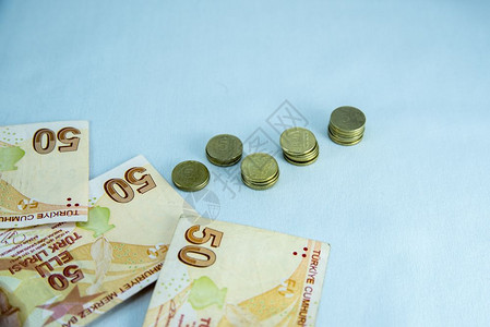 土耳其纸币和钞票在堆叠中与孤立的白色背景用于编辑的可复制空间isaozdere图片