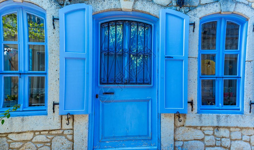 图尔夸斯彩色木制门和窗在土耳其阿拉卡提有白石墙背景图尔夸斯彩色门和窗图片