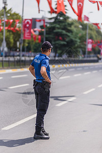 土耳其警察卫在土耳其胜利日8月30的阅兵前反视背景