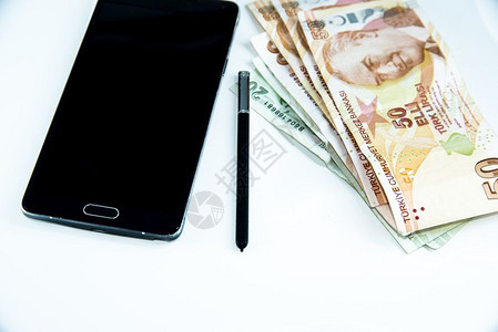 大黑智能手机及其触摸笔土耳货币孤立的白色背景图片