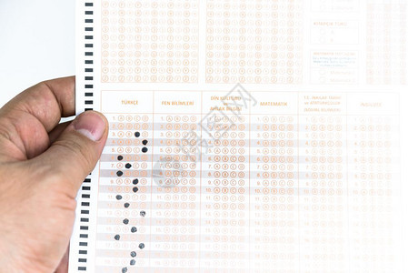 人手握着标记填满了答案测试成绩单人手握着标记填满了答案测试成绩单图片