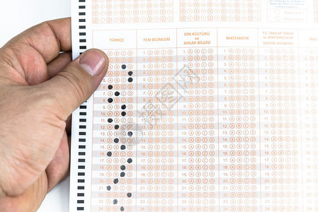 人手握着标记填满了答案测试成绩单人手握着标记填满了答案测试成绩单图片