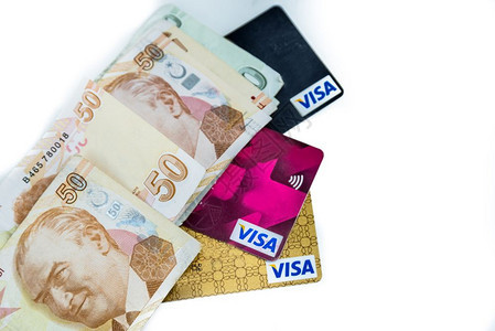 更贴近的信用卡和土耳其货币用于白纸上的背景信用卡堆叠白背景上孤立的信用卡堆积图片