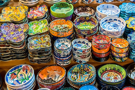 在土耳其伊斯坦布尔大集市出售的土耳其传统陶瓷碗和板块涂漆的地标彩色陶瓷纪念品在伊斯坦布尔大集市出售的土耳其传统陶瓷图片
