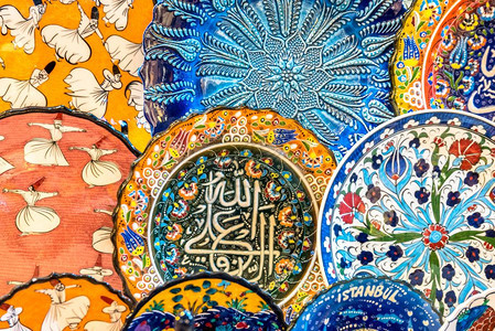 在土耳其伊斯坦布尔大集市销售的土耳其传统陶瓷收藏品有色陶瓷纪念品在伊斯坦布尔大集市销售的土耳其传统陶瓷图片