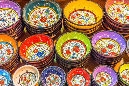 在土耳其伊斯坦布尔大集市出售的土耳其传统陶瓷碗和板块涂漆的地标彩色陶瓷纪念品在伊斯坦布尔大集市出售的土耳其传统陶瓷图片