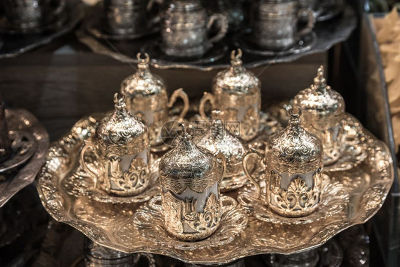 在土耳其伊斯坦布尔埃及和大集市出售土耳其传统手工制银或铜咖啡包的顶端视图图片