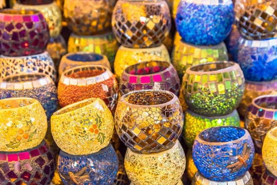在土耳其伊斯坦布尔大集市出售的土耳其传统陶瓷碗收藏品有色陶瓷纪念品图片