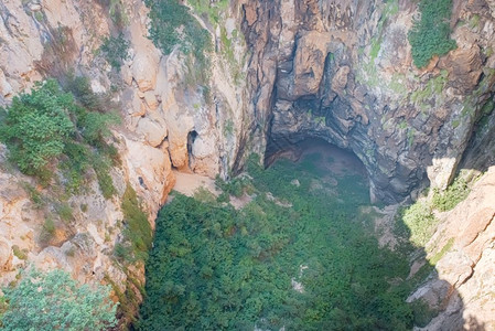 位于土耳其Mersin的Silifke区cehennnenam坑的空中内部视图图片