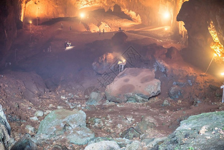 不明身份的人下楼向土耳其Mersin的Silifke区天堂之墓穴走去滑的楼梯人们下向Silifke区的Chasm天堂洞穴走去滑的图片