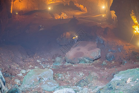 不明身份的人下楼向土耳其Mersin的Silifke区天堂查斯姆洞穴走去人们下楼向Silifke区天堂查斯姆洞穴走去图片