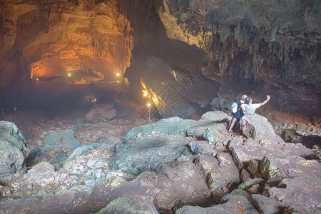 不明身份的人在土耳其MersinSilifke区ChasmChasm天洞穴内自拍人们在Silifke区Chasm天洞穴内自拍图片