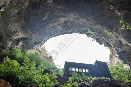圣母玛利亚教堂由圣保鲁斯建造位于西里夫克的查斯姆天堂洞穴内墨辛土耳其圣保鲁斯建造的母玛利亚教堂位于天洞穴内图片