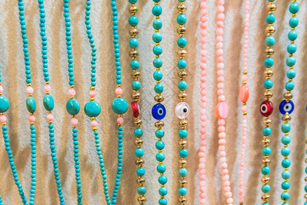 项链海报在土耳其集市销售的用玻璃和宝石制成的传统多彩珠手腕带用玻璃和宝石制成的彩色圆珠手腕带用玻璃制成的圆珠盘背景