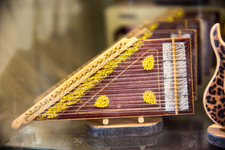 在伊斯坦布尔大集市销售中东和亚洲的玩具乐器称为qanun或kanun背景