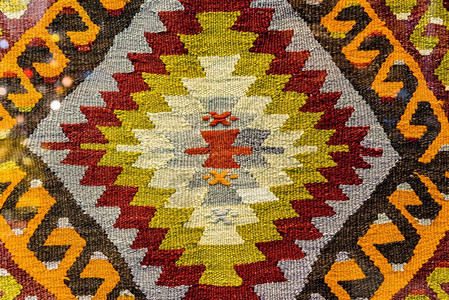 人工编织的地毯和挂土耳其集市上的树地毯土耳其集市上的传统地毯土耳其埃及集市的土耳其传统地毯埃及集市的手工编织地毯和挂土耳其集市的图片