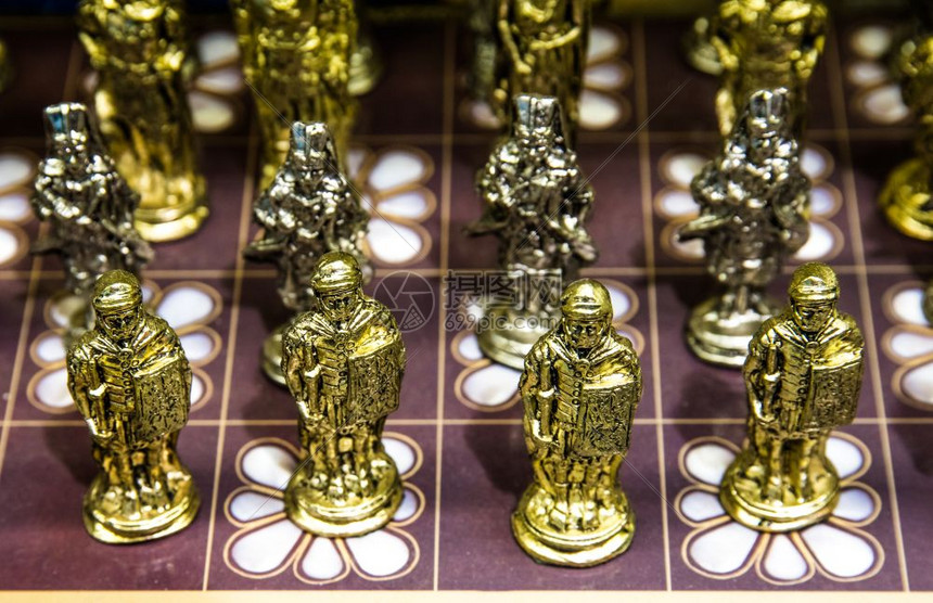 装饰手制作铜金属象棋配有彩色涂料的象棋手用土耳其大集市伊斯坦布尔岛的兰模式装饰图片