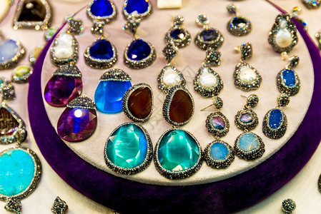土耳其伊斯坦布尔大巴扎市伊斯坦布有许多不同颜色和形状的耳环有宝石和黄金展出供售的宝石和黄金有不同颜色和形状的耳环有宝石不同颜色和图片