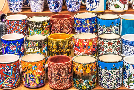 在土耳其伊斯坦布尔大集市销售的土耳其传统陶瓷杯藏有涂漆标志的土耳其传统陶瓷杯彩色纪念品在土耳其伊斯坦布尔大集市销售的土耳其传统陶图片