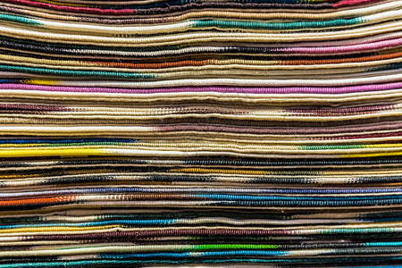 传统多彩丝绸卡什米尔头巾或披和织物由土耳其伊斯坦布尔集市摊铺的堆叠背景构成丝绸卡什米尔头巾或由堆叠组成的围巾和织物图片
