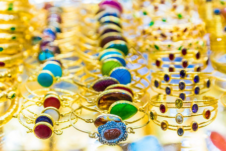许多不同颜色和形状的金手镯有宝石和黄金在土耳其伊斯坦布尔大巴扎市展出售图片