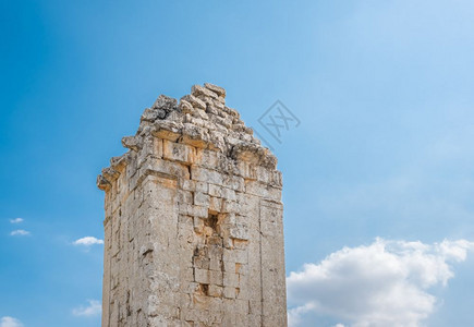 背景为蓝天位于土耳其梅尔辛锡利夫克乌松卡布尔克的希腊式纪念墓希腊式纪念墓位于西里福克的乌松卡布尔克图片