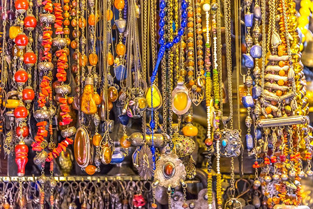 许多不同颜色和形状的项链在土耳其伊斯坦布尔大巴扎展出售示着宝石许多颜色和形状的项链图片