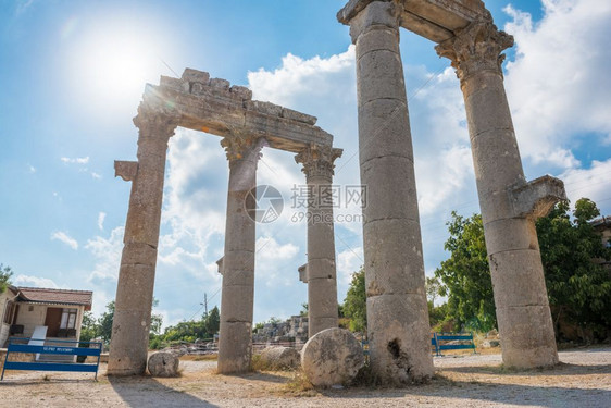 位于土耳其梅尔辛锡利夫克乌兹孔卡布尔克的乌兹孔卡布尔克古城的大理石仪式门柱入口大理石门柱乌祖卡布古城入口图片