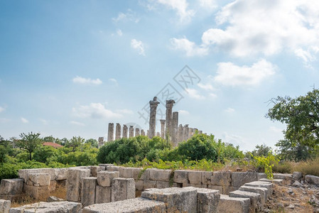 以蓝色的天空位于土耳其Silifke的UzuncaburcSilifke的Uzuncaburc古城的宙斯寺庙大柱状的Uzunca图片