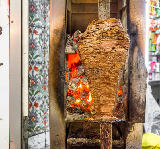果冻羊肉传统在土耳其伊斯坦布尔不锈钢烧烤机中供应不锈钢烧烤机中供应传统肉或烤三明治图片