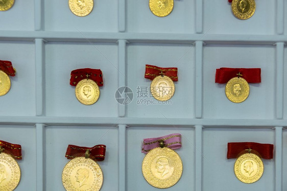 有许多土耳其角和满金硬币这些是用红丝带出售的许多土耳其角和满金硬币是用出售的图片