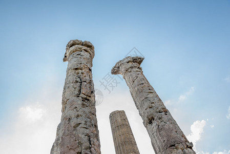 以蓝色的天空位于土耳其Silifke的UzuncaburcSilifke的Uzuncaburc古城的宙斯寺庙大柱状的Uzunca图片