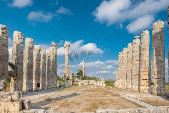 2017年8月29日不明身份游客在土耳其梅尔辛锡利夫克乌祖卡布尔克的乌祖卡布尔克古城行走和探索宙斯神庙乌祖卡布尔克古城宙斯神庙的图片