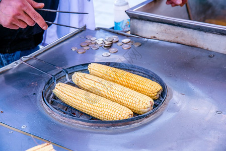 许多RawCorns在摊位上被烤图片