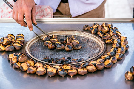土耳其传统流行街头食品栗子Kestane在烧烤时土耳其伊斯坦布尔的Populal街头食品图片