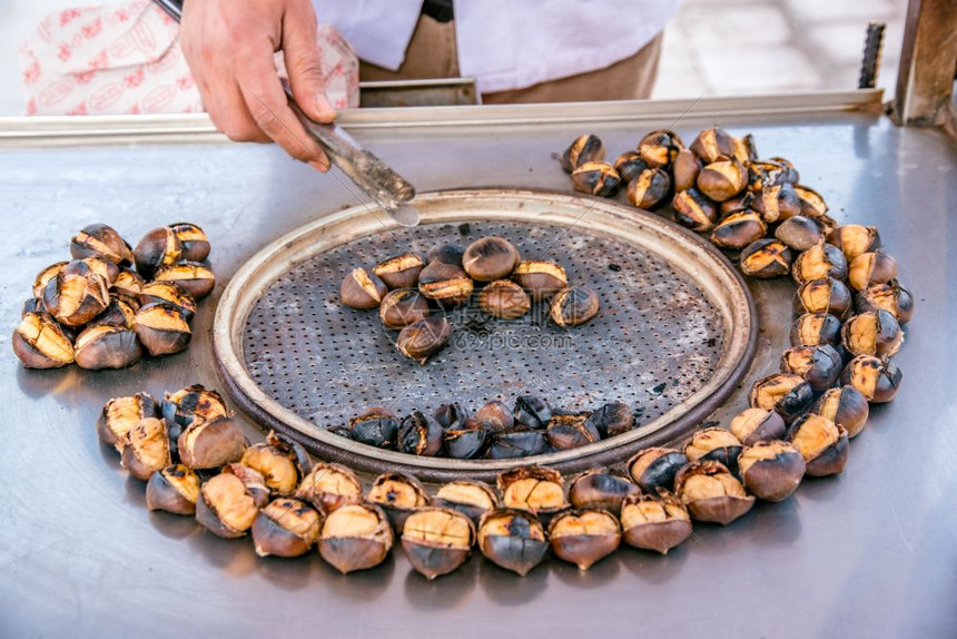 土耳其传统流行街头食品栗子Kestane在烧烤时土耳其伊斯坦布尔的Populal街头食品图片