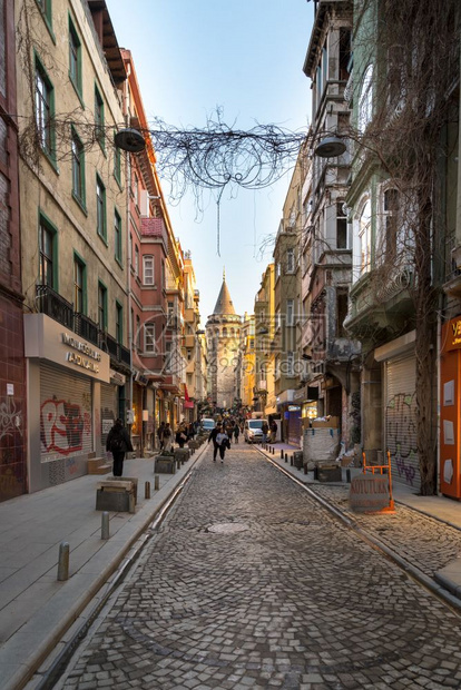 2017年3月日土耳其伊斯坦布尔的古老Galata塔mediaval地标建筑古老的狭窄街道与古老的Galata塔土耳其Galat图片