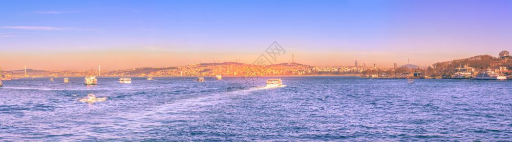著名的加拉塔和与Bosphorus的桥梁高分辨率全景图片