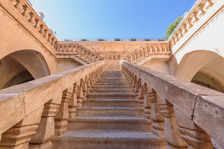 土耳其马尔丁古建筑的楼梯土耳其马尔丁旧邮局大楼图片