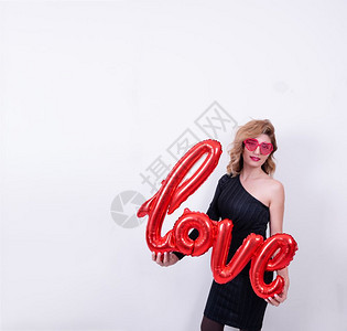 有吸引力的美丽模特女人带着情书信红气球Valentine的ValentineDay概念在白色背景的演播室中出现背景图片