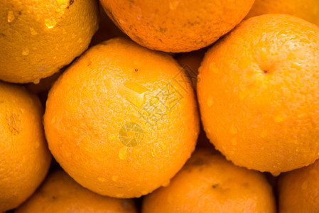 橙子水果含滴Fresh和湿橙子在市场上销售新鲜和湿橙子出售图片